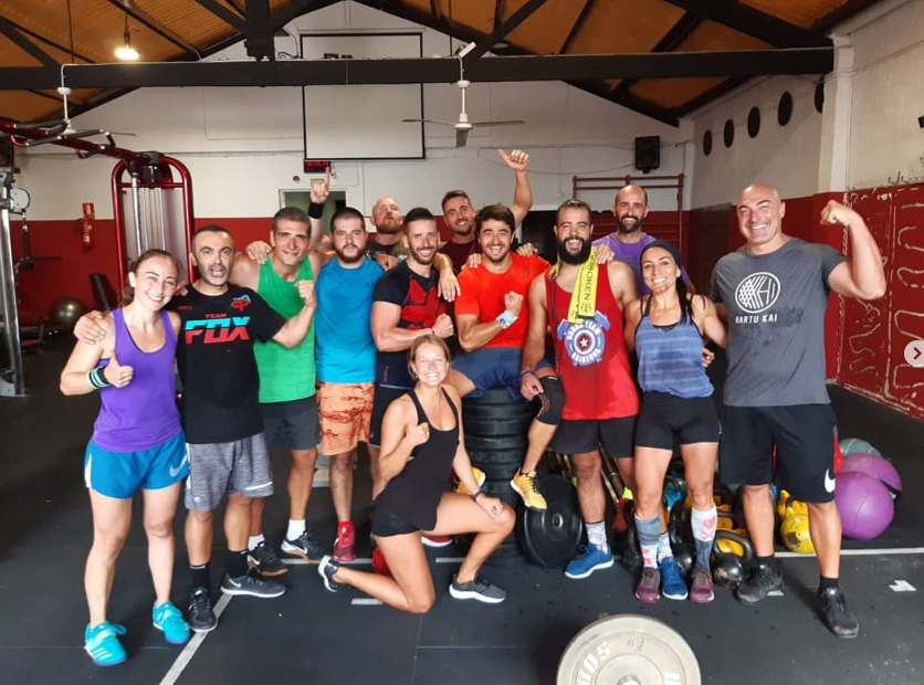 Grupo de entrenamiento en gimnasio