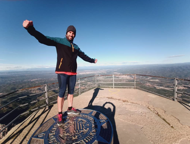 Nando en la cima de la montaña